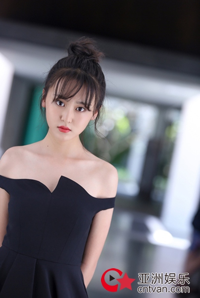 演员丁芝天质感写真上线 一袭黑裙尽显精致优雅