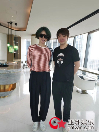 王菲绿色头发现身 与网友合影面带微笑精神佳!