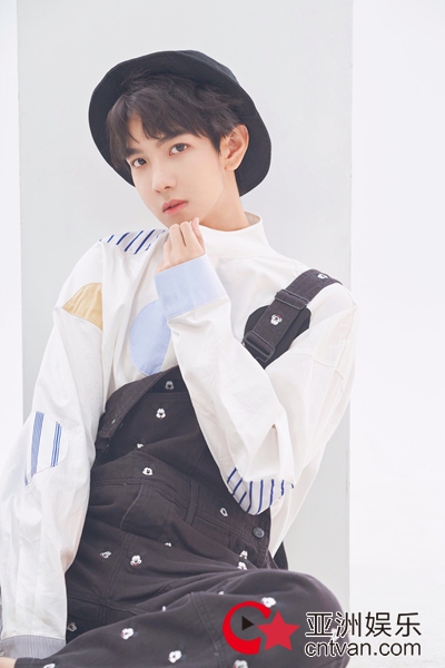 郑繁星清新校服写真曝光 网友:别人家的弟弟我也想要!