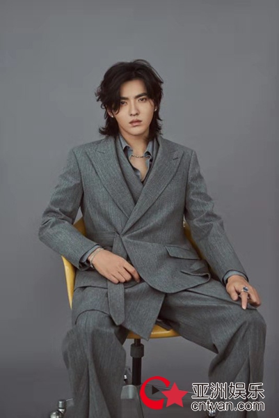 路易威登代言人吴亦凡个性演绎2019秋冬男装系列,谱写复古风情