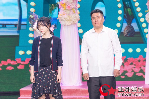 柳岩舒适便装彩排《跨界喜剧王》 与宋晓峰演绎爆笑情感纠葛