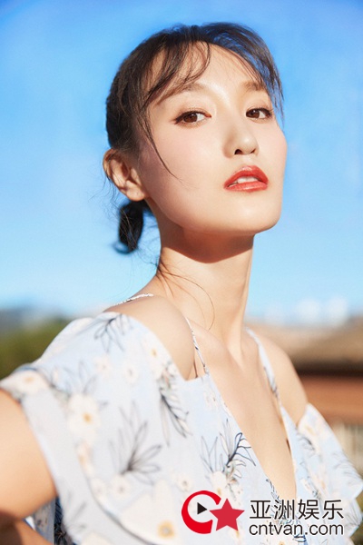 康琳浠夏日写真曝光 笑眼轻盈“清爽一夏”