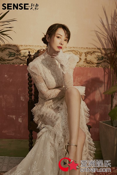 柳岩最新写真玩转复古湿发性感 白色透视长尾裙腿长肤白