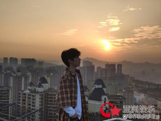 王源晒家乡落日余晖 翩翩少年眺望远!