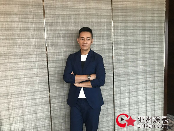张兆辉合肥登台唱情歌 遭性感女粉丝疯狂紧抱不撒手