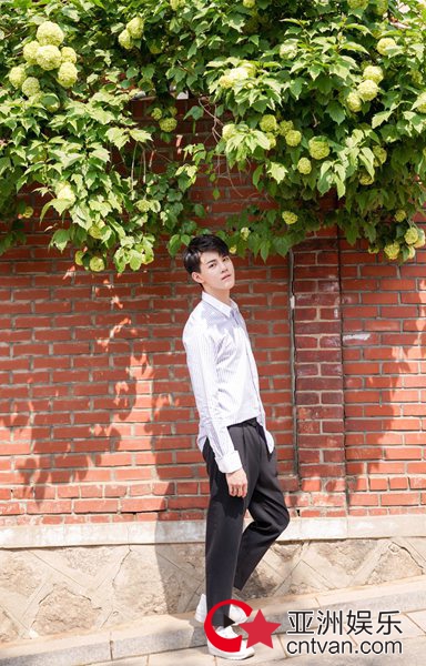 杨淳皓最新写真大片曝光 纯净白衣散发初恋少年气