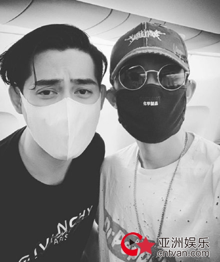 吴建豪周渝民同框自拍引回忆杀 网友留言求F4合体!
