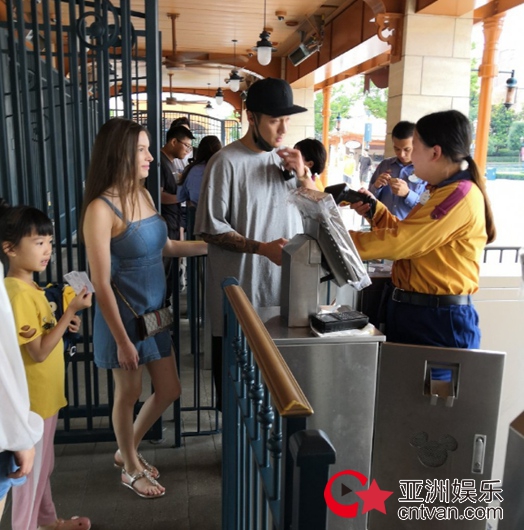 蒋劲夫女友正面照曝光 肤白貌美身材好!