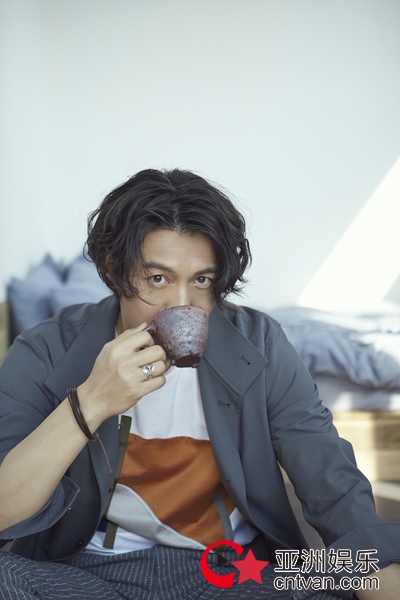 王东慵懒风写真发布 酷与萌的距离只差一只猫