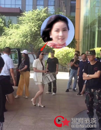 成龙妻子短裙现身 66岁身材姣好皮肤白晢!