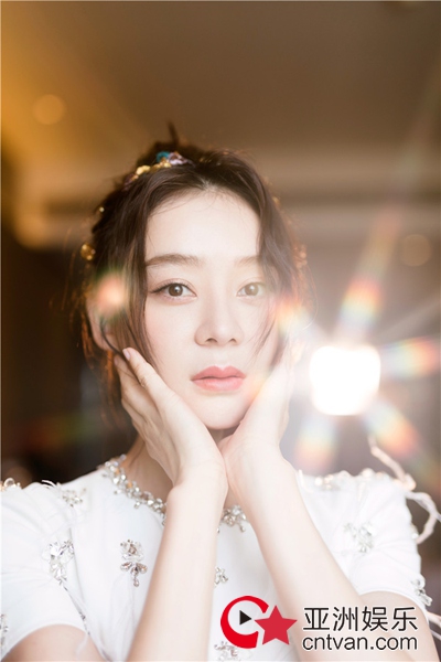 袁姗姗活动大片 演绎逆光闪耀的精灵少女