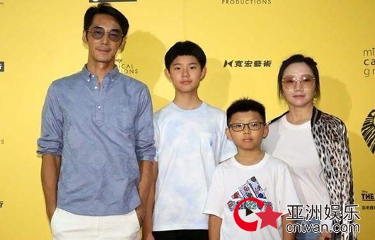 陶晶莹一家四口首度公开亮相 13岁女儿比妈妈还高
