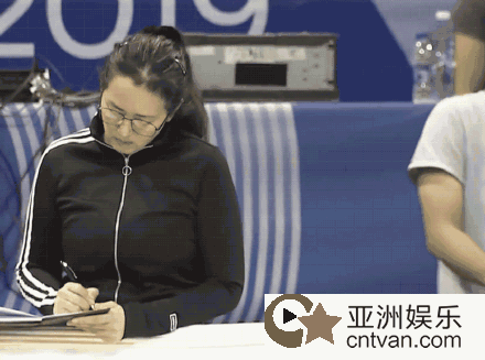 巩俐现身女排训练现场 专注做笔记为《中国女排》做准备!