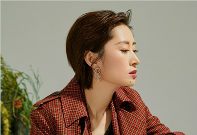 刘敏涛登杂志封面风格多变 率性温柔切换自如