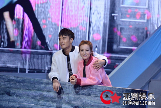 吴昕恋情曝光 深夜与演员郑凯同回家中