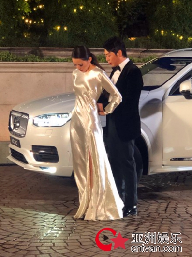 郎朗为娇妻整理裙子 吉娜S型身材不输女明星