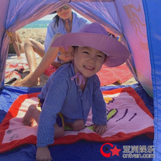 陈冠希晒全家度假照 女儿笑容治愈秦舒培长腿吸睛!