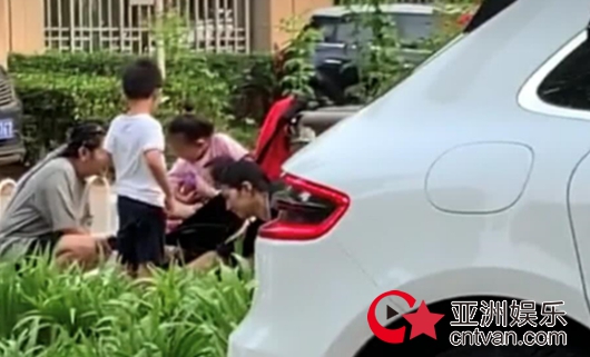 何洁带三孩子玩耍 穿着随意身材臃肿