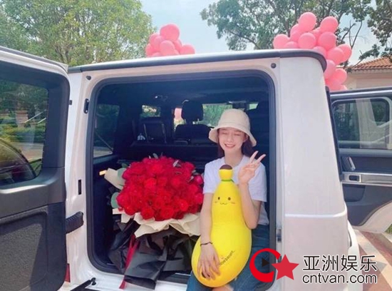 杜海涛七夕送豪车 沈梦辰坐后备箱笑到合不拢嘴!