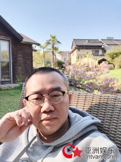 主持人涂磊道歉 坐飞机脚蹬机舱原因曝光