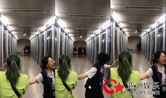 王源你走快一点 女地勤为王源拦粉丝好卖力！