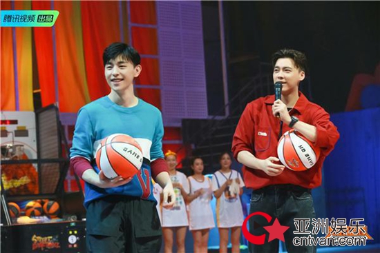 李易峰邓伦同台录节目 一红一蓝帅气十足