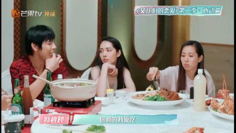 郭碧婷妹妹正脸照曝光 网友:不出道可惜了!