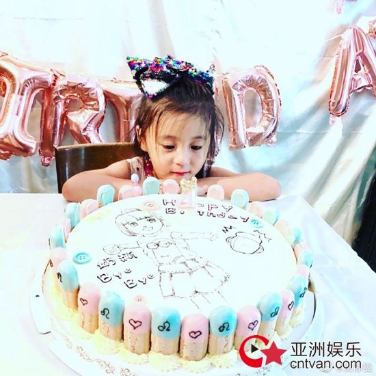 咘咘生日甜美似公主 贾静雯分享咘咘庆生照片