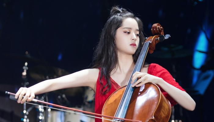欧阳娜娜音乐会南京首场开唱     古典演奏经典弹唱惊喜不断