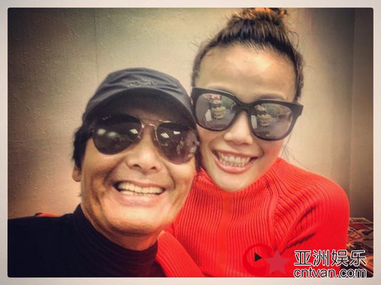 容祖儿与周润发合影 获发哥鼓励受宠若惊