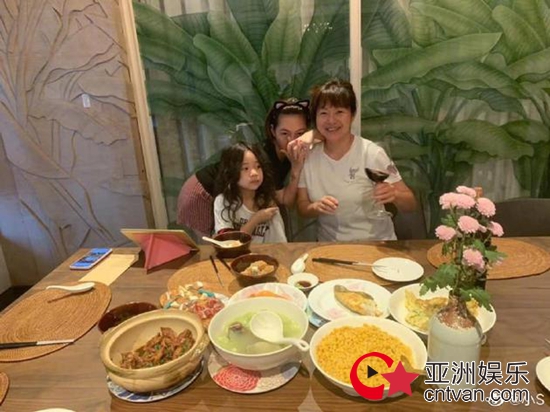 小S聚餐亲自下厨 晒美食自夸太有才