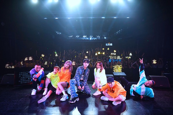 赵泳鑫“来电之夜LIVE巡演”热力开唱 16首唱跳原创音乐嗨翻全场