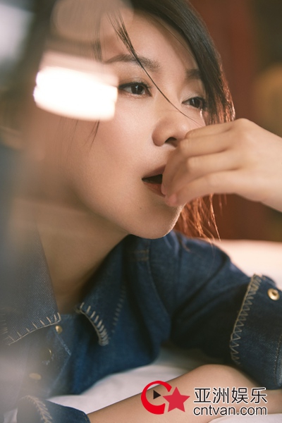 闫妮最新组图曝光 慵懒舒适尽显随意之美