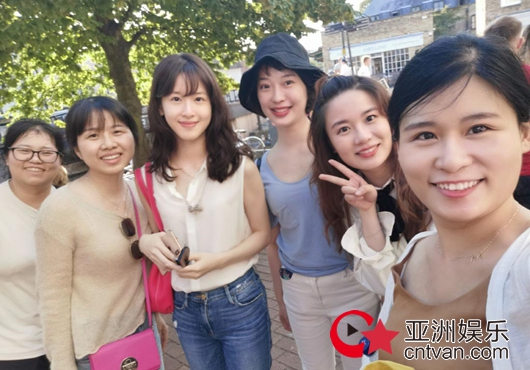 奶茶妹妹被偶遇 素颜出镜恬淡温柔