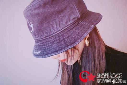 唐嫣晒自拍分享近日状态:天天免费汗蒸皮肤好!