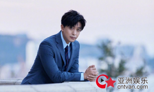服务员合影李佳航险被开 本尊发文感慨后删博