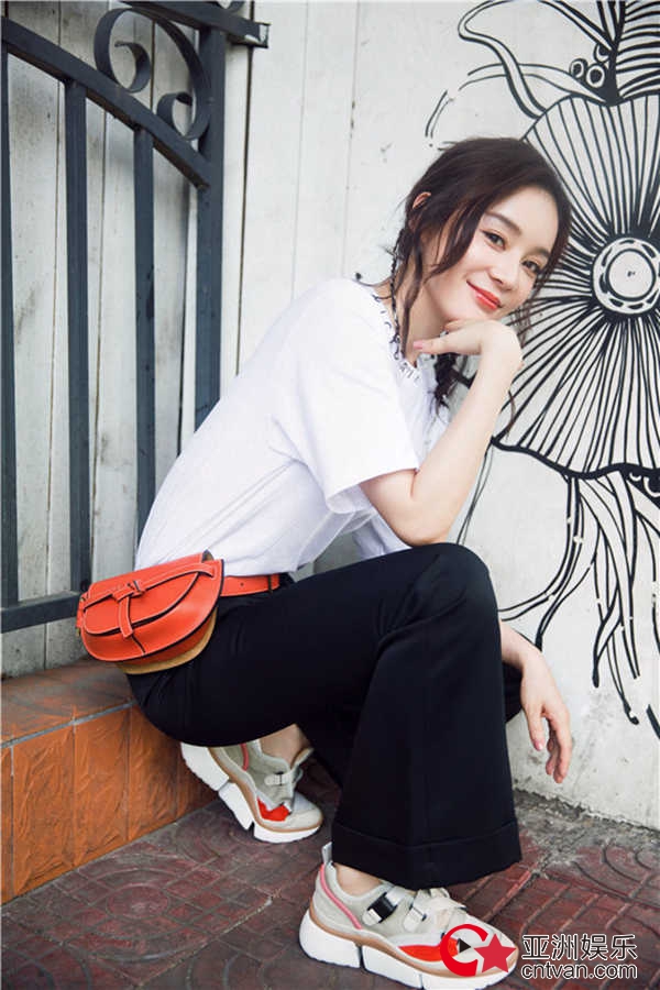 袁姗姗夏日美照 笑容甜美长腿吸睛