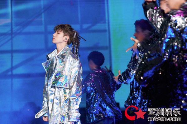 王源2019“源”演唱会南京开唱 惊喜环节引粉丝落泪