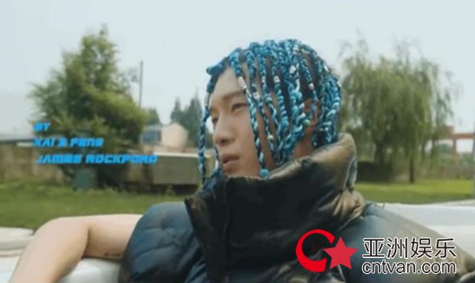 范丞丞蓝色脏辫造型曝光 大胆前卫街头感十足!