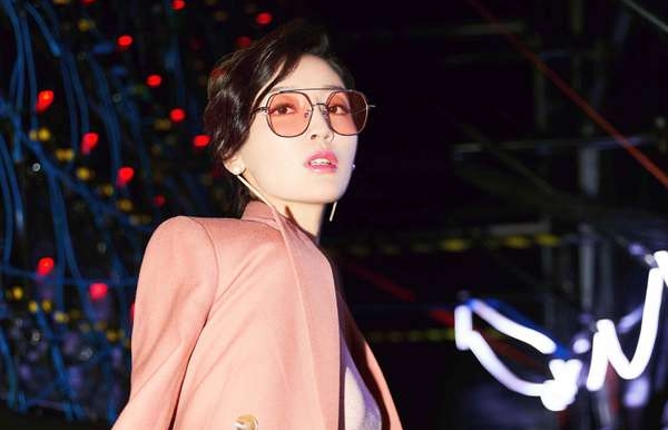 高晓菲亮相北京时装周 飒爽干练气场全开