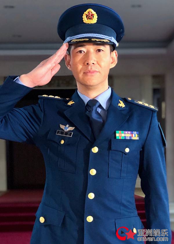 《空降利刃》将播 "伞兵老特"杨骏晋升“上校政委”
