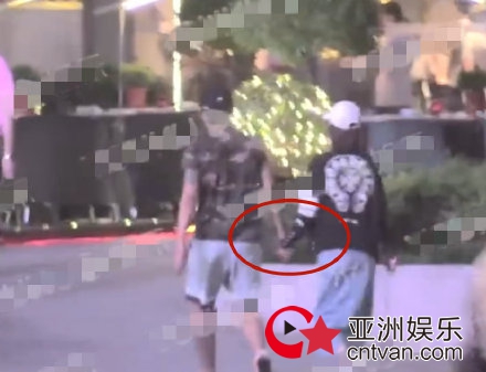 王丽坤新恋情曝光 与男方牵手逛街吃饭超甜蜜