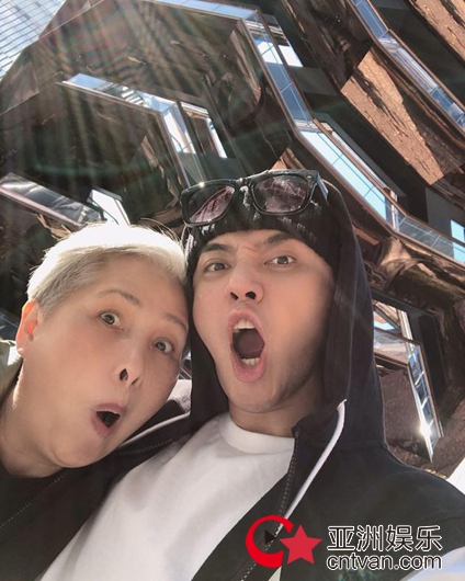 罗志祥晒与妈妈亲密合照 头靠头张嘴搞怪十分相似
