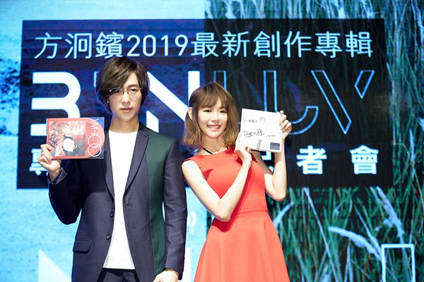 方泂镔化身疗情者发《B’IN LUV》十首情歌慰粉见爱的全貌