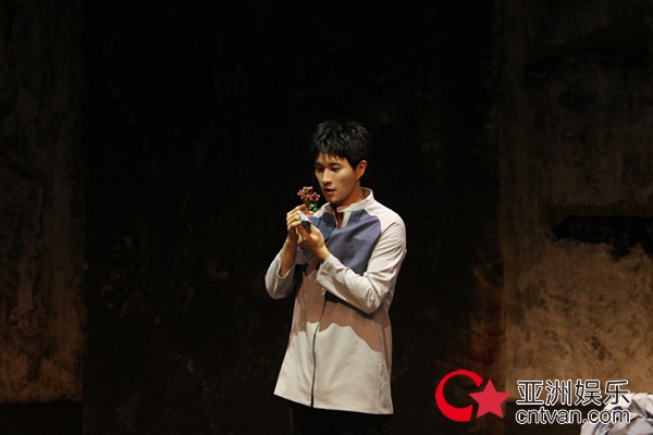 原创悬疑话剧《一二四》开演 何志龙舞台狂飙演技