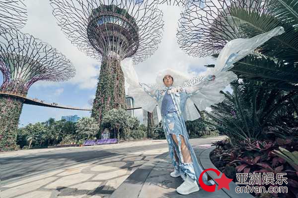 行为艺术家万云峰为呼吁环保在新加坡走秀