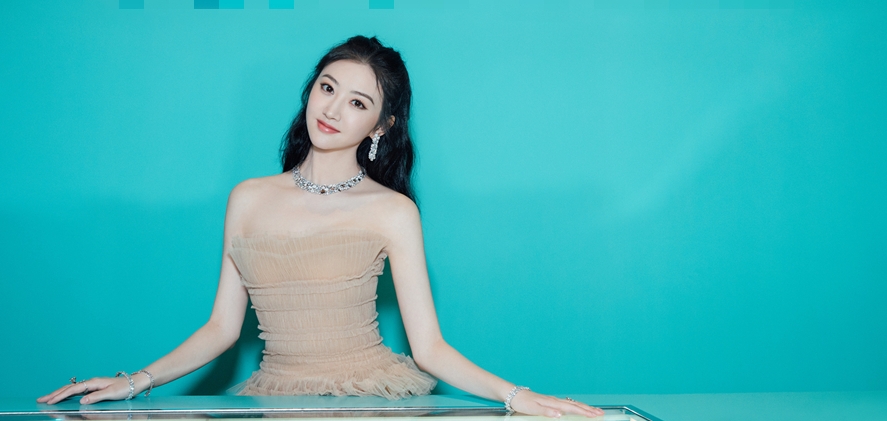 景甜亮相上海品牌活动 淡雅精致展柔美气质