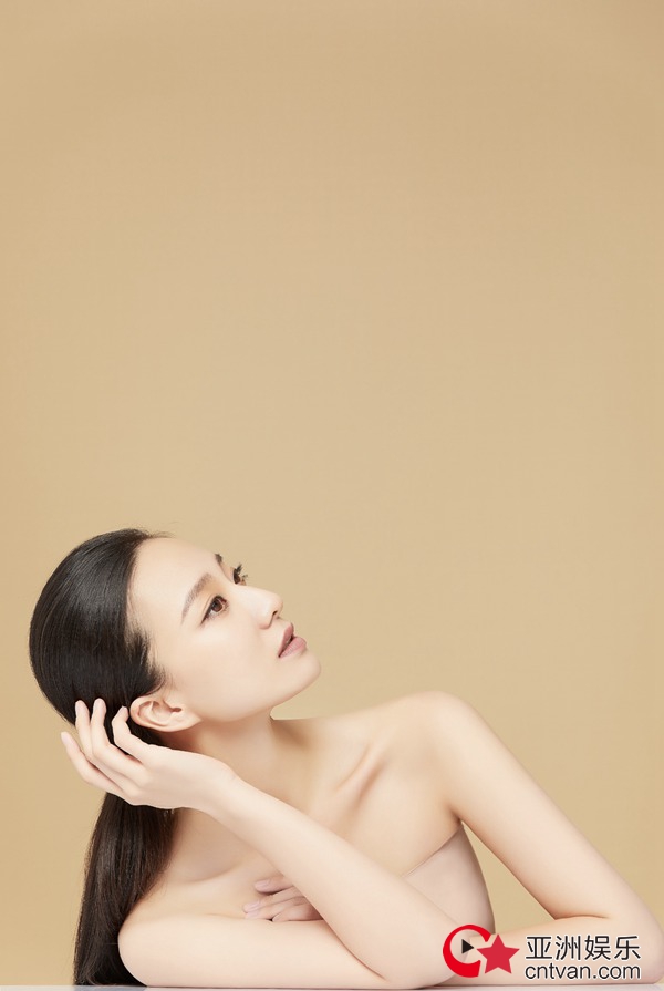 石雨晴曝清婉温柔写真照 大展清新美貌锁骨尽显