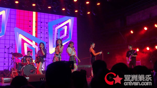 宋秉洋凸马勒·十万笨鸟巡演携乐队全新开唱 三天两场人气爆棚