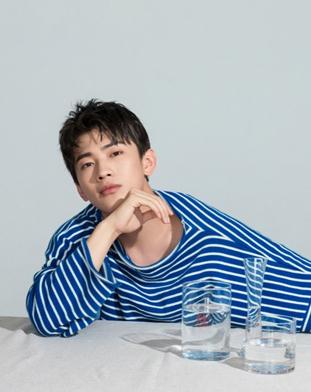 演员胡宝森初秋写真 清新慵懒定格少年气息